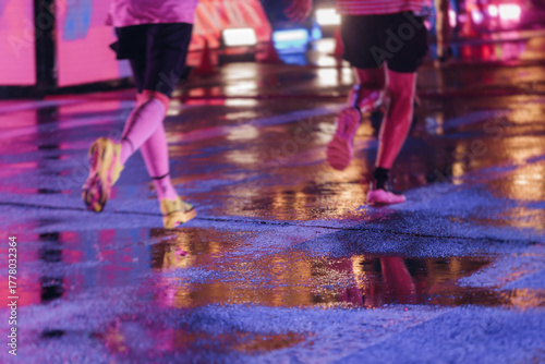Canvas Print Night marathon runners crowd in the rain, sportsmen participants start running t