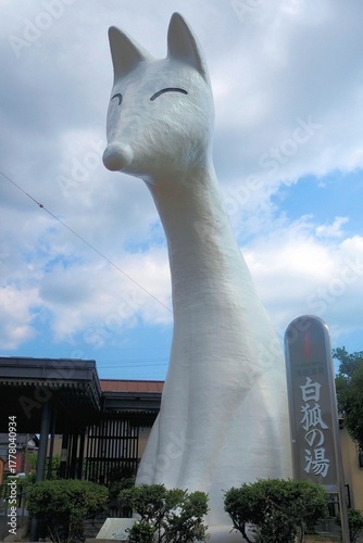 湯田温泉駅 白狐の像