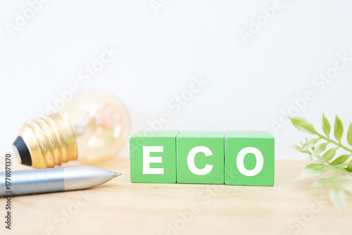 エコと電球のイメージ。節電や省エネ対策を表す。