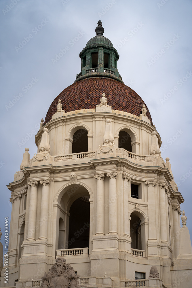 Fototapeta premium Pasadena City Hall dome under cloudy sky