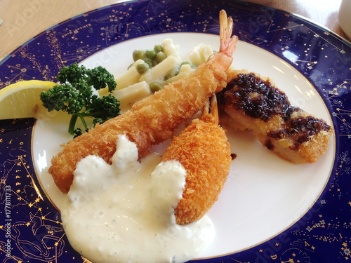 美味しそうなミックスフライ