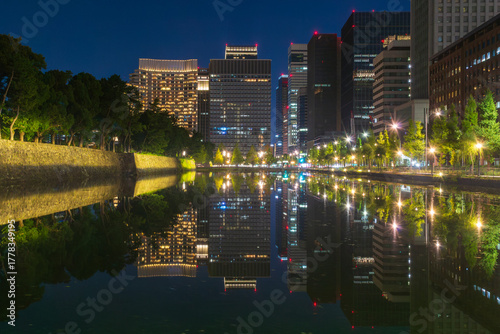 皇居のお濠と東京の都市風景（夜景）