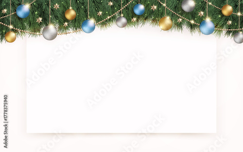 光輝く白銀のクリスマスツリーと、ワイドな白のボードと背景