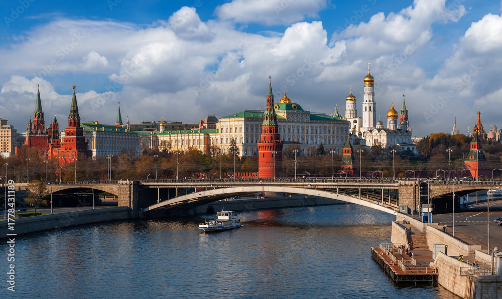 Obraz premium View of the Moscow Kremlin and the Moskva River under a picturesque sky
