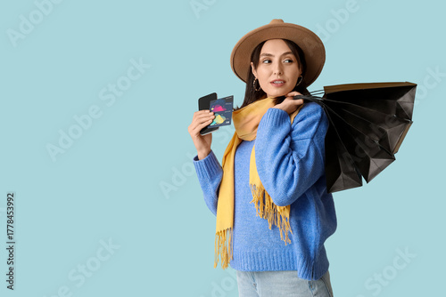Young woman with shopping b...