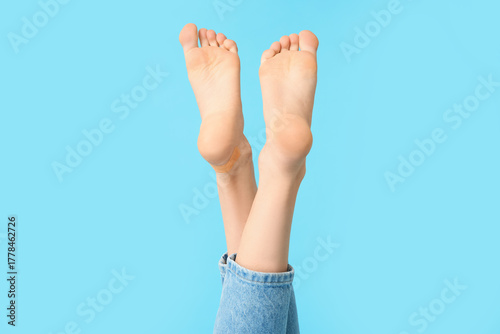 Legs of young woman with ca...