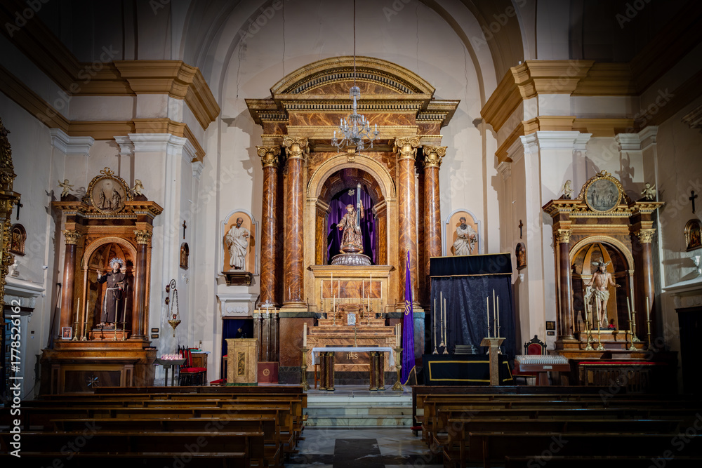 Fototapeta premium Valladolid, una ciudad europea en invierno, con espectaculares luces de colores brillantes.