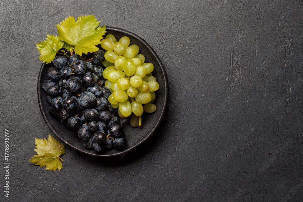 Fototapeta premium Fresh grapes bowl