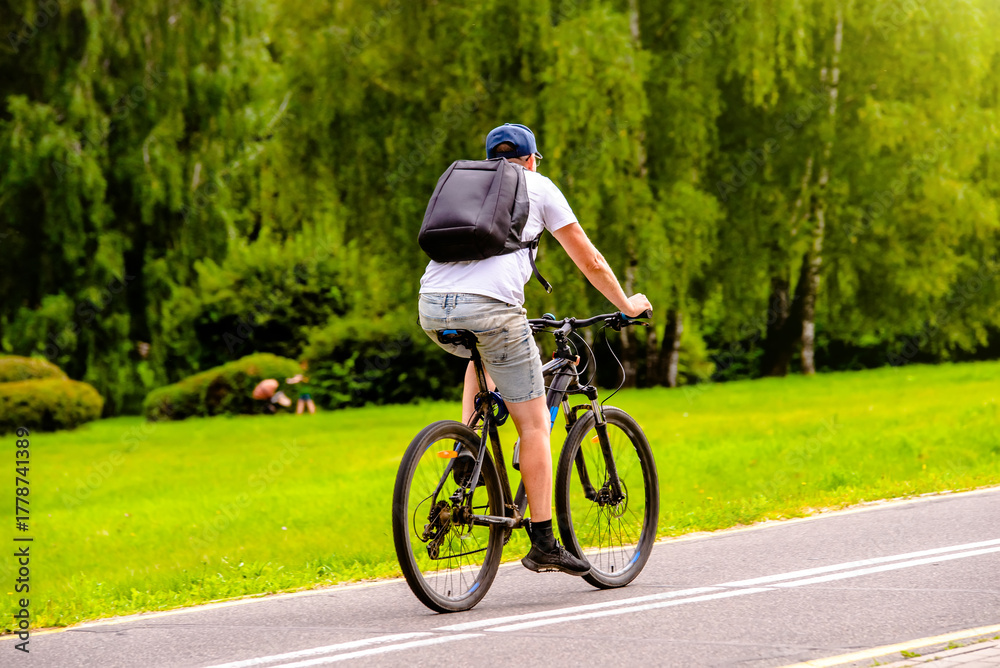 Obraz premium Cyclist ride on the bike path in the city Park 