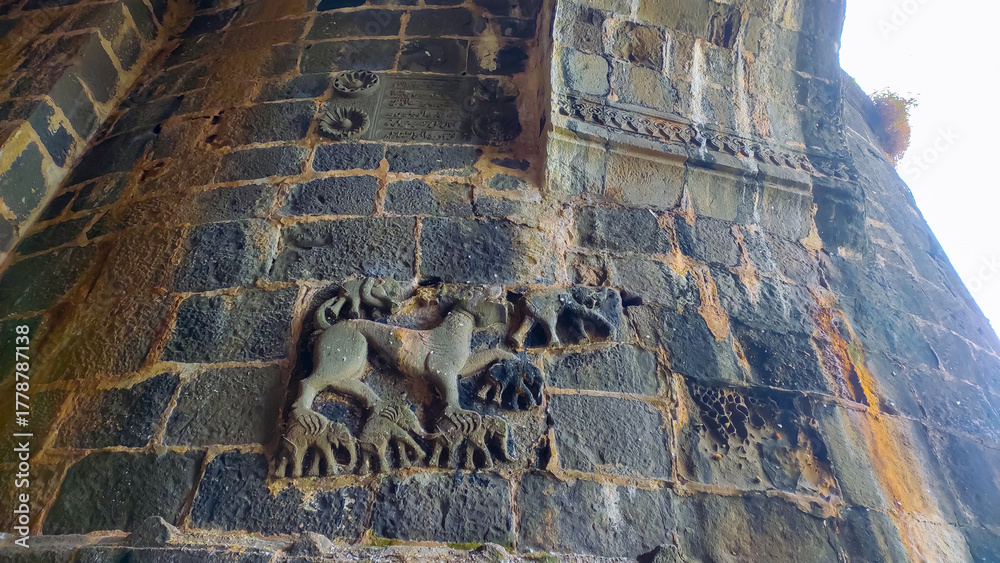 Φωτογραφία stone carving at entrance of the janjira fort in murud in maharashtra in india