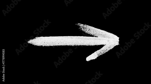 Pinsel Pfeil mit weisser Farbe auf schwarz - handgemalt