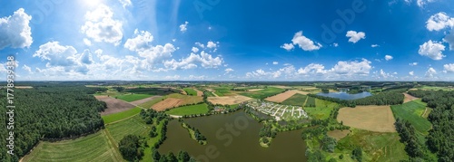 Ausblick auf das Fränkische Seenland zwischen Gunzenhausen und Haundorf im Sommer