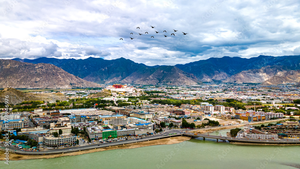 Fototapeta premium Aerial View of Lhasa Cityscape Featuring Majestic Potala Palace Architecture