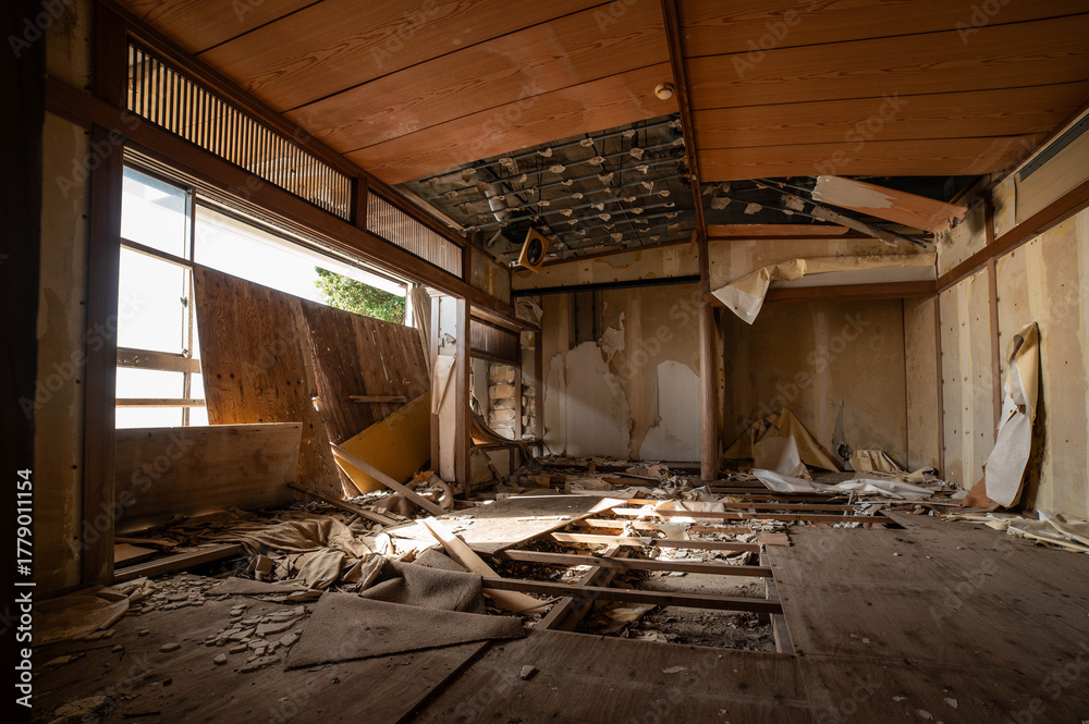 Obraz premium 海沿いに残された廃旅館の客室跡