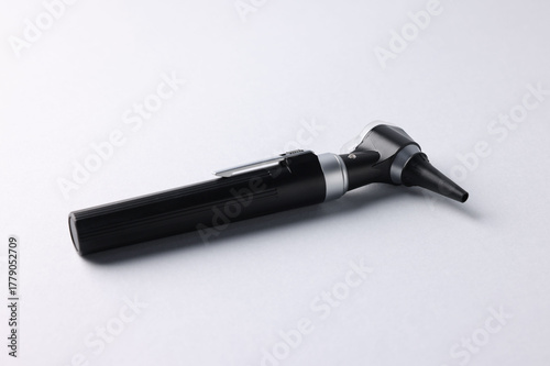 Schilderij op canvas Hearing test. Modern otoscope on light grey background, closeup
