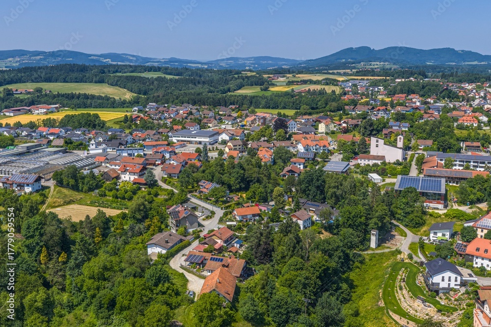 Fototapeta premium Der Naturpark Bayerischer Wald rund um den Luftkurort Mitterfels aus der Vogelperspektive