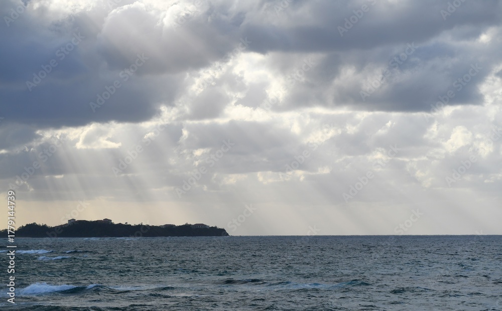 Obraz premium 沖縄の海と天使のはしご