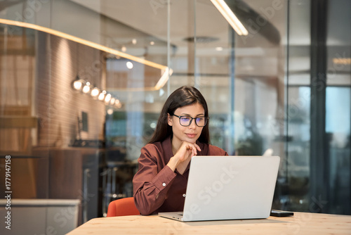Foto Young businesswoman professional employee using pc doing online banking trade analysing at workplace