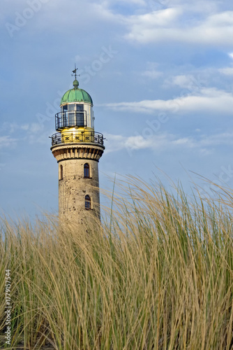 Blick durch die Dünen auf den alten Leuchtturm des Ostseebades Warnemünde in Rostock, Deutschland