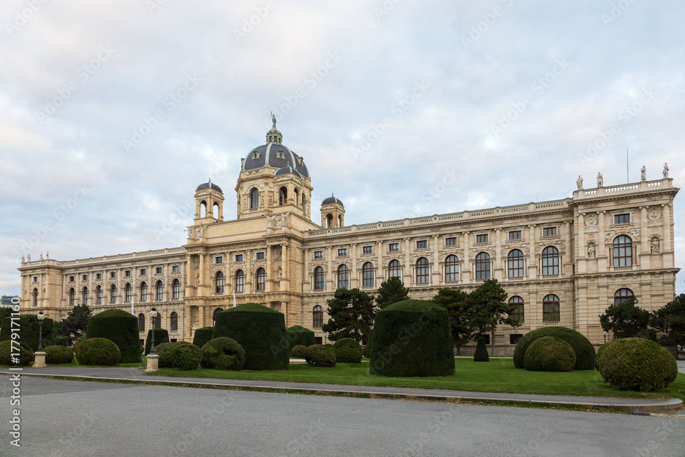 Obraz premium The&nbsp;1889 neo-classical Natural History Museum (Naturhistorisches Museum Wien) facade at Maria-Theresien-Platz, Vienna, Austria