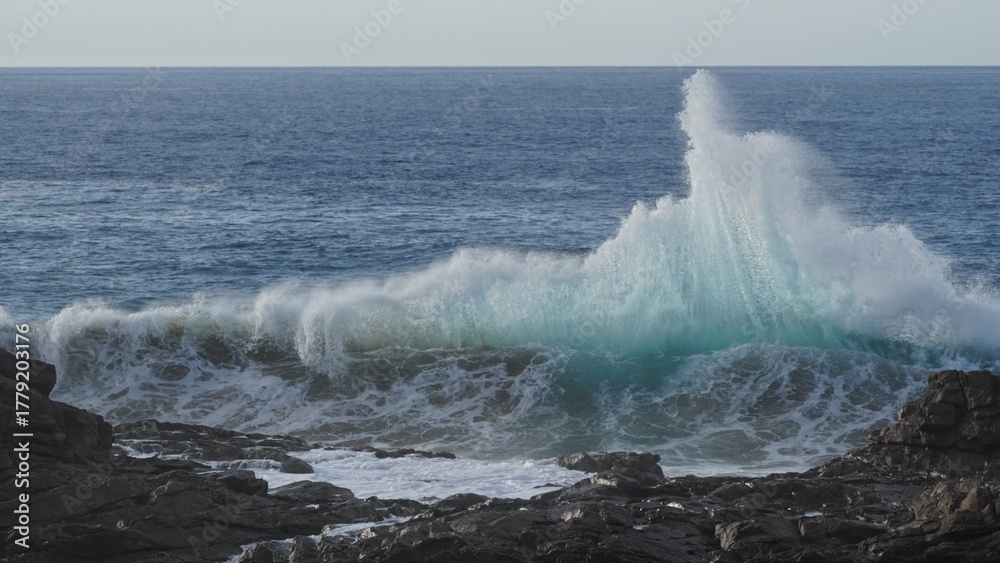 Obraz premium ocean and its power crashing against the cliffs
