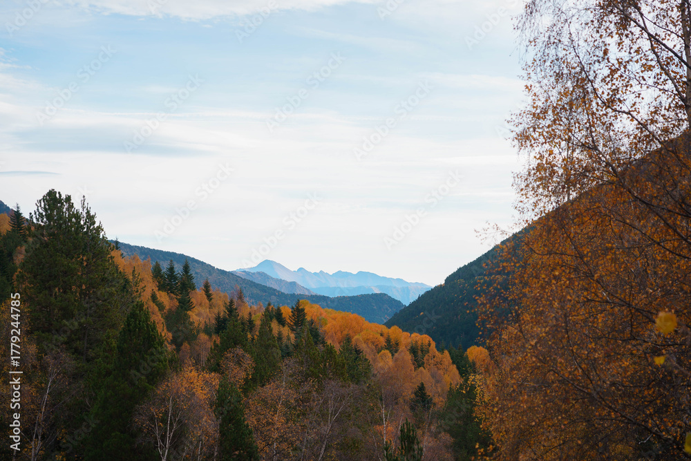 Fototapeta premium Paisajes otoñales del Parque Nacional de Aigüestortes i Estany de Sant Maurici, mostrando las dos montañas de la leyenda de Els Encantats (Encantats o Els Encantats, frente al lago de Sant Maurici).
