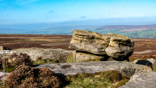 Obraz na plátne Rolling Hills and Boulders on Ilkley Moor, England