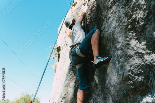 Chica escalando en Collegats, un espectacular desfiladero del Pirineo catalán, conocido por sus paredes de roca, el río Noguera Pallaresa y sus paisajes verticales.