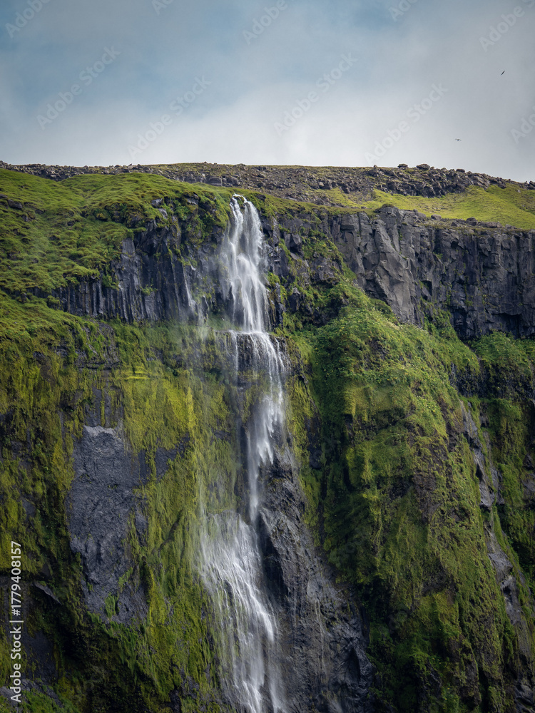 Obraz premium waterfall in mountains in Iceland