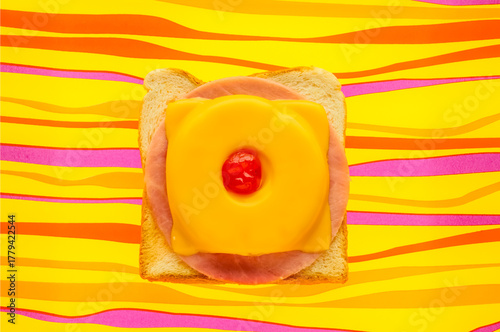 Toast Hawaii auf bunter glasplatte