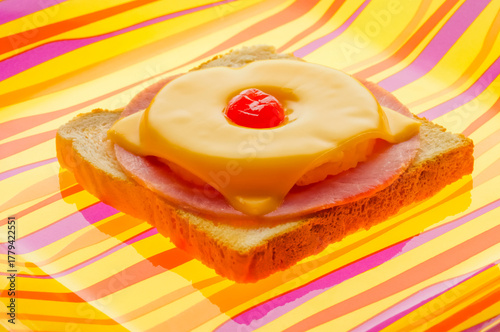 Toast Hawaii auf bunter glasplatte