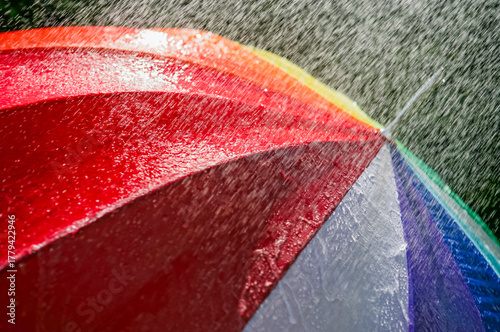 Regentropfen auf einem bunten Regenschirm
