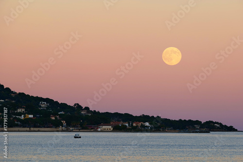 Pleine lune en Méditerranée