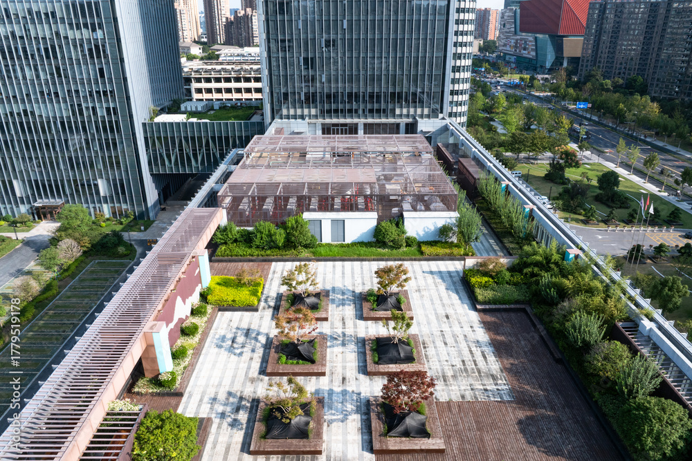 Fototapeta premium Overlooking the modern building's rooftop park