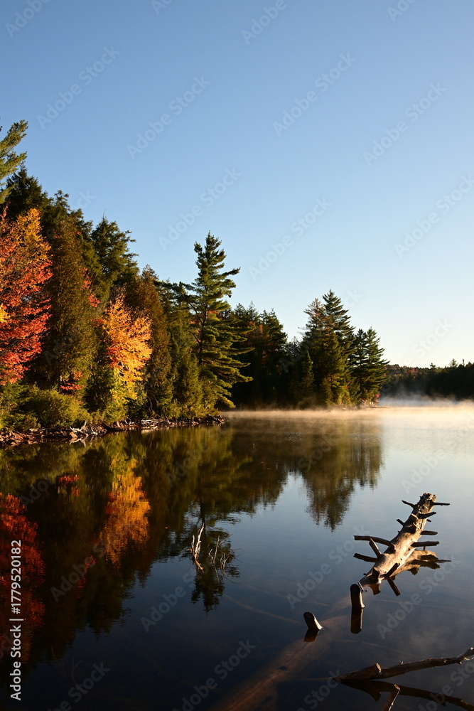 Obraz premium Autumn scen of Smoke Lake in Algonquin Provincial Park Ontario Canada