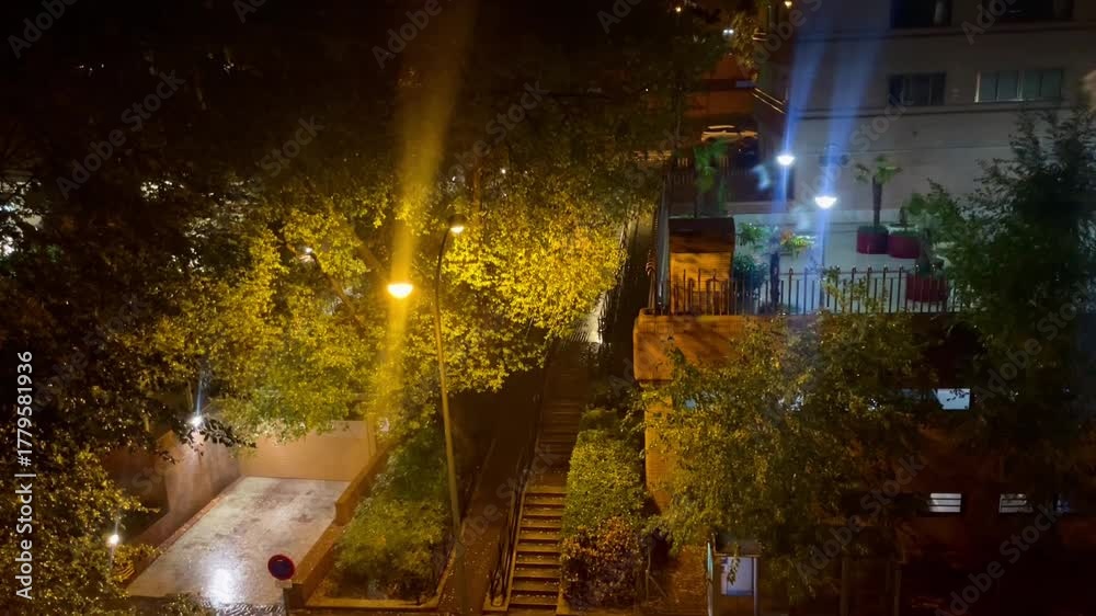 tormenta eléctrica, truenos y lluvia por la noche en Madrid desde la ventana