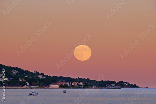 Pleine lune sur la mer