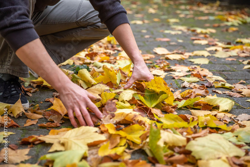Laub zu Hause auf dem Hof umständlich per Hand aufheben
