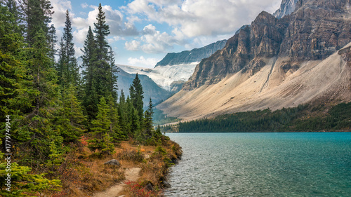 Fotografía Crowfoot Glacier as seen from Bow Lake on the Icefields Parkway in autumn