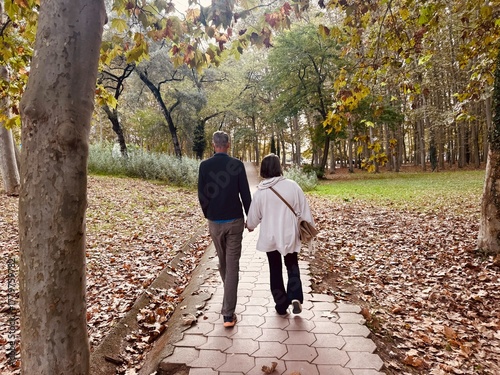 Foto Man and Woman Strolling Through Parc de la Devesa in Girona During Autumn