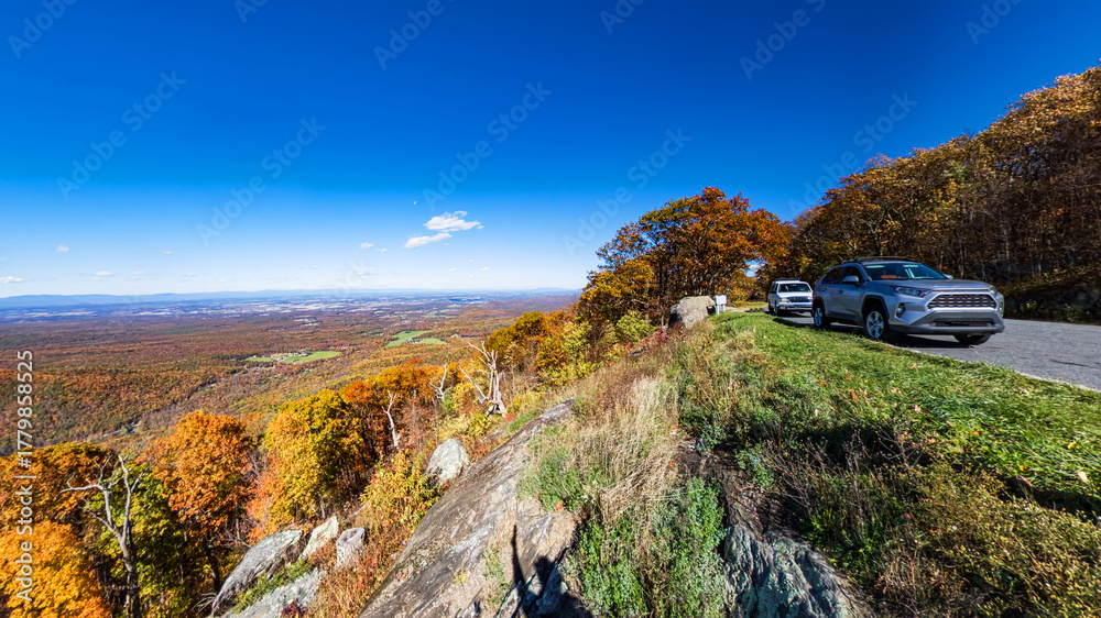 Obraz premium Scenic view of colorful fall foliage in the Blue Ridge Mountains.