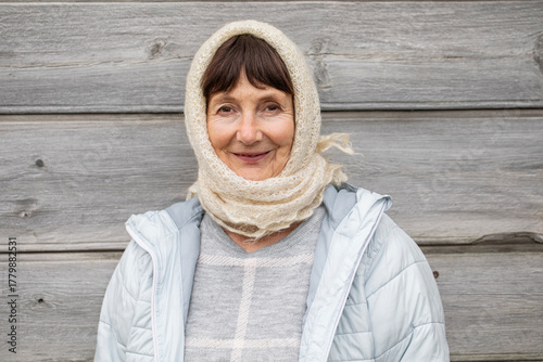 Foto Close up portrait of an elderly woman in a white downy shawl