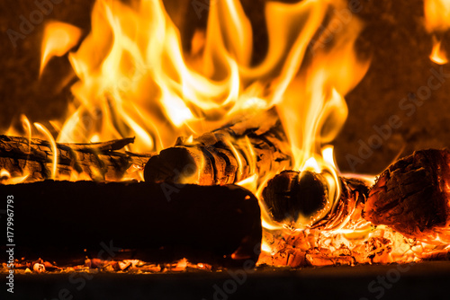 Chama de um forno de pizza napolitada