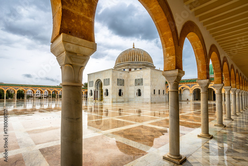 Tableau sur toile Mausoleum of Habib Bourguiba on a cloudy day with decorated marble courtyard, Mo