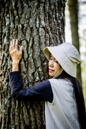 Canvas Print Asian woman hug pine trees
