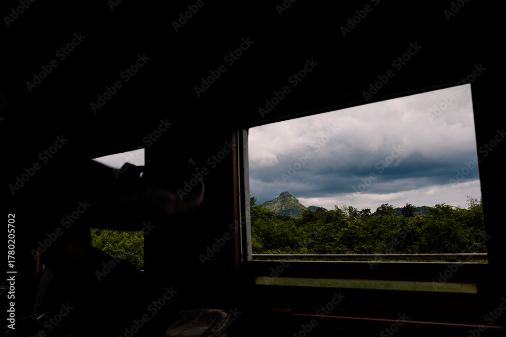 Fototapeta premium vue depuis le train pour aller au pont de la rivière Kwai