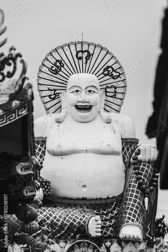 vue sur un bouddha depuis la statue d'un moine, au Wat Plai Laem à Koh Samui