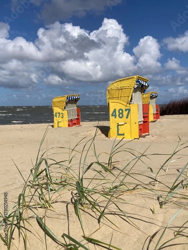 Impressionen von der Nordsee mit Strandkörben am Strand von Cuxhaven bei Sturm und Flut