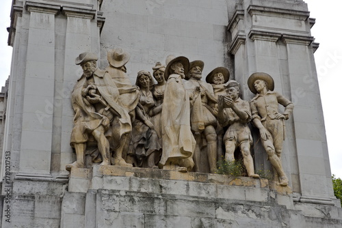 Sculptural group in the Cervantes monument dedicated to Rinconete and Cortadillo in Madrid