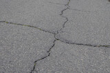 アスファルト舗装面の十字状の亀裂